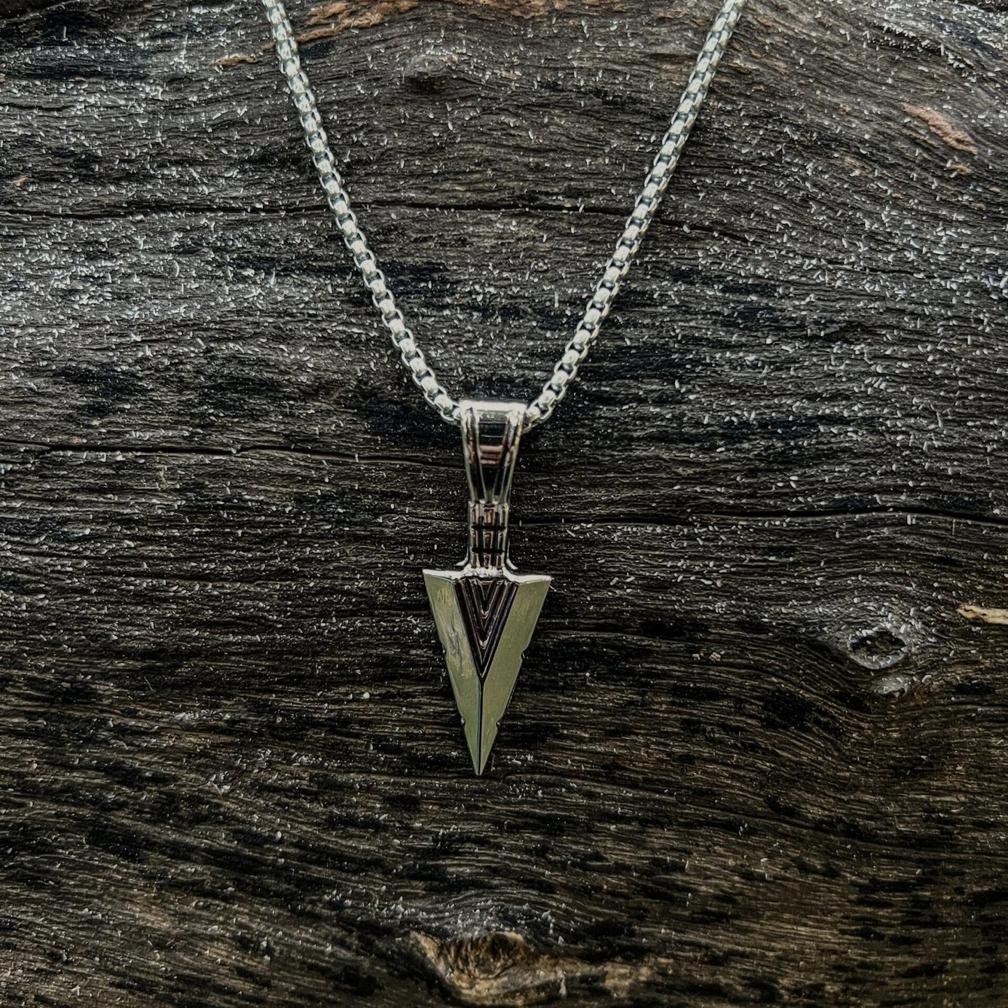 Arrow pendant with chain