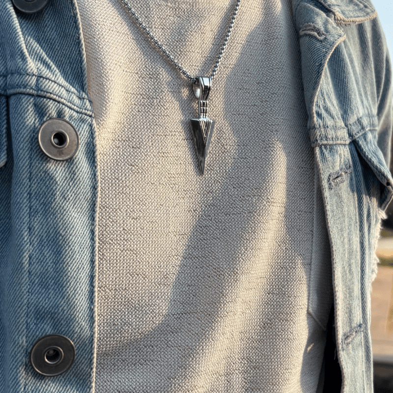 Arrow pendant with chain