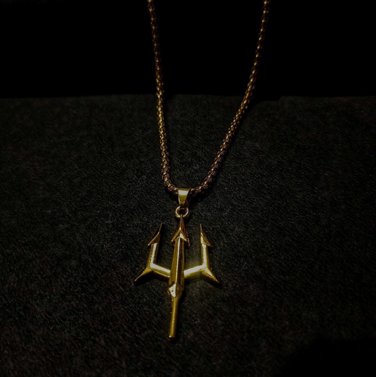 Exclusive trident pendant with chain