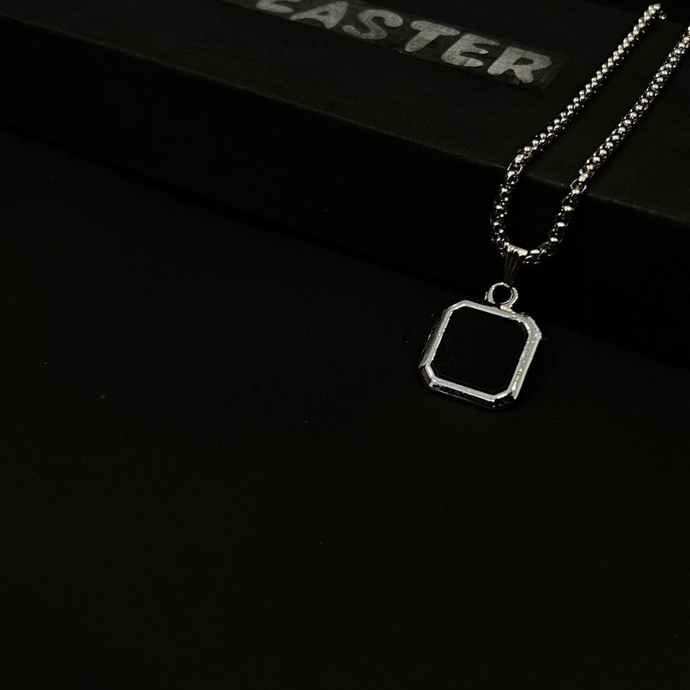 Stone pendant with chain