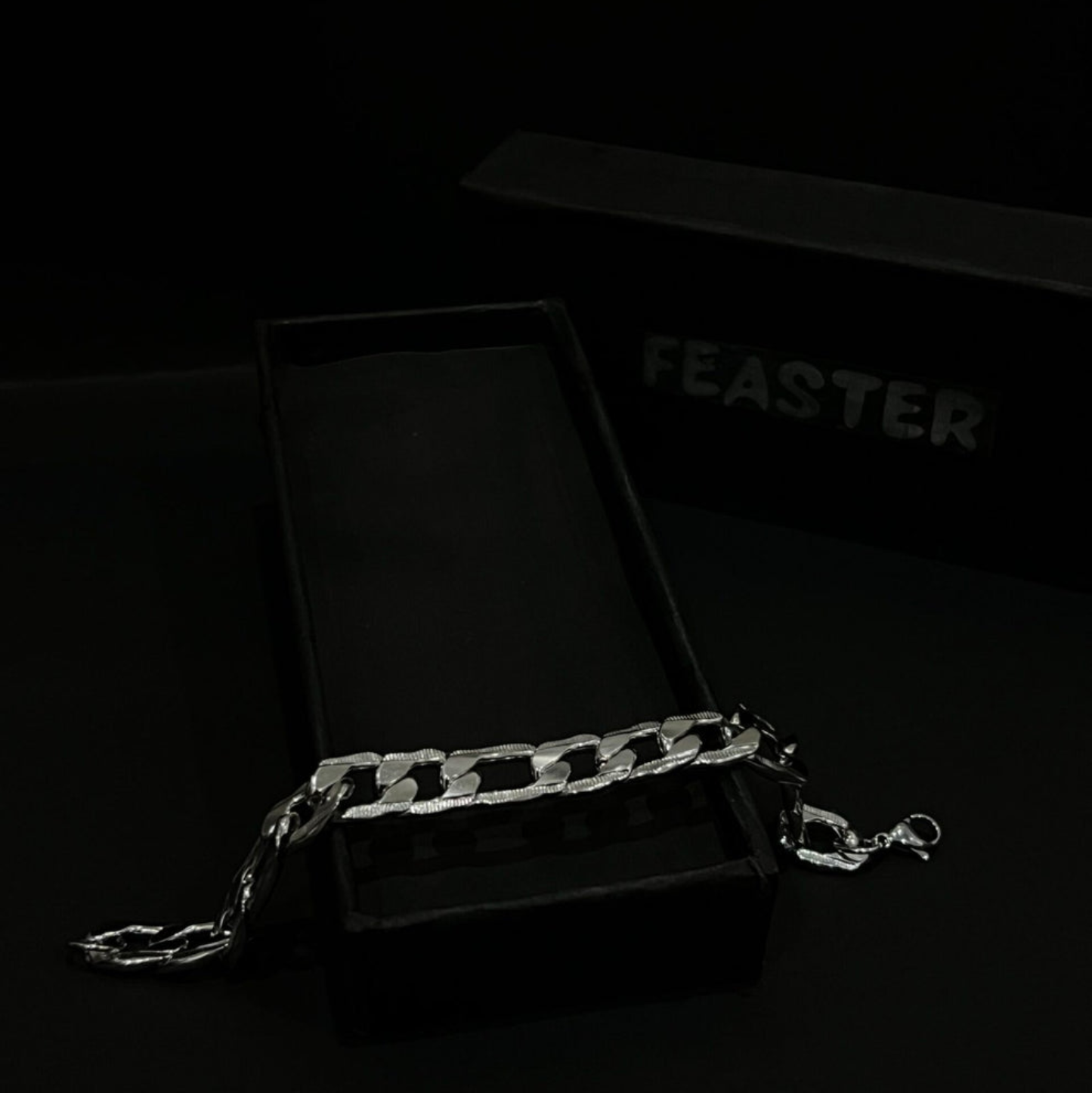 Curb chain link bracelet