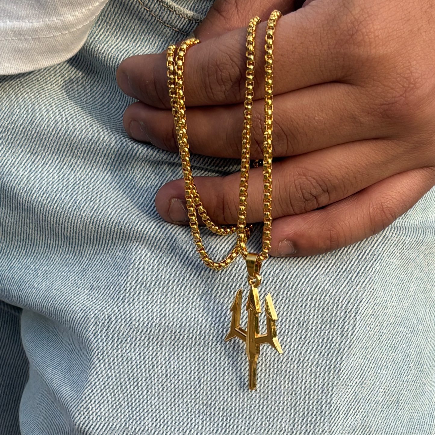 Exclusive trident pendant with chain
