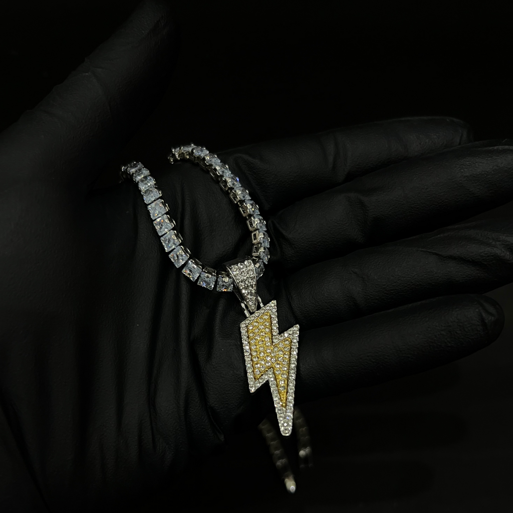 Retrograde pendant with chain