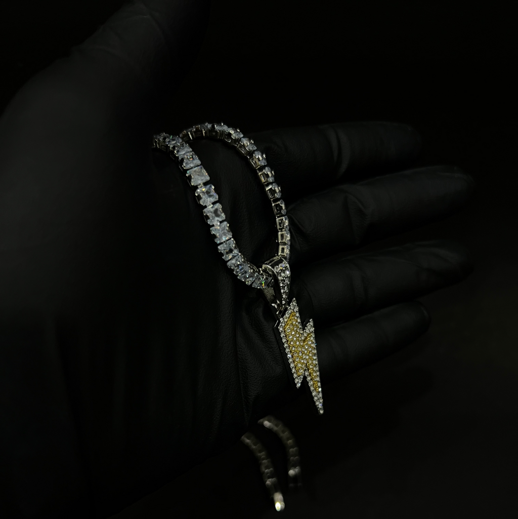 Retrograde pendant with chain