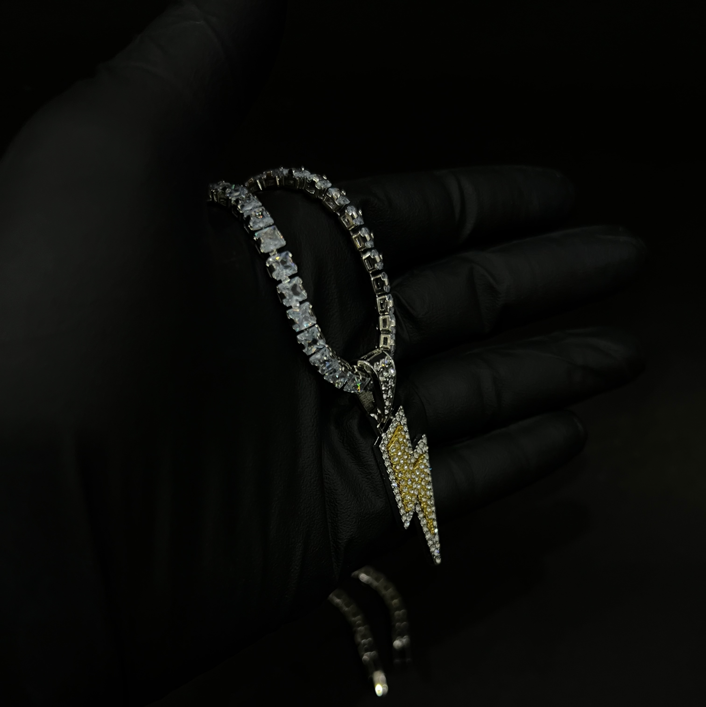 Retrograde pendant with chain