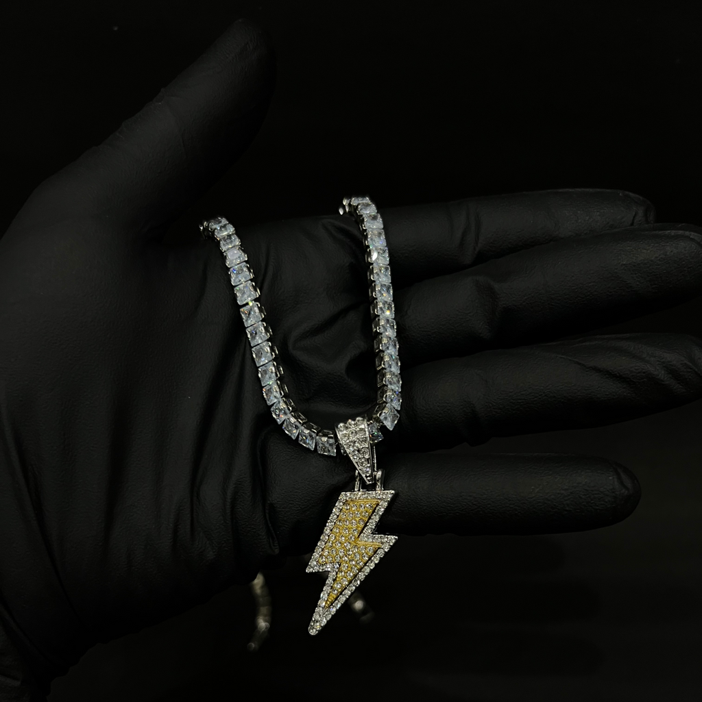 Retrograde pendant with chain