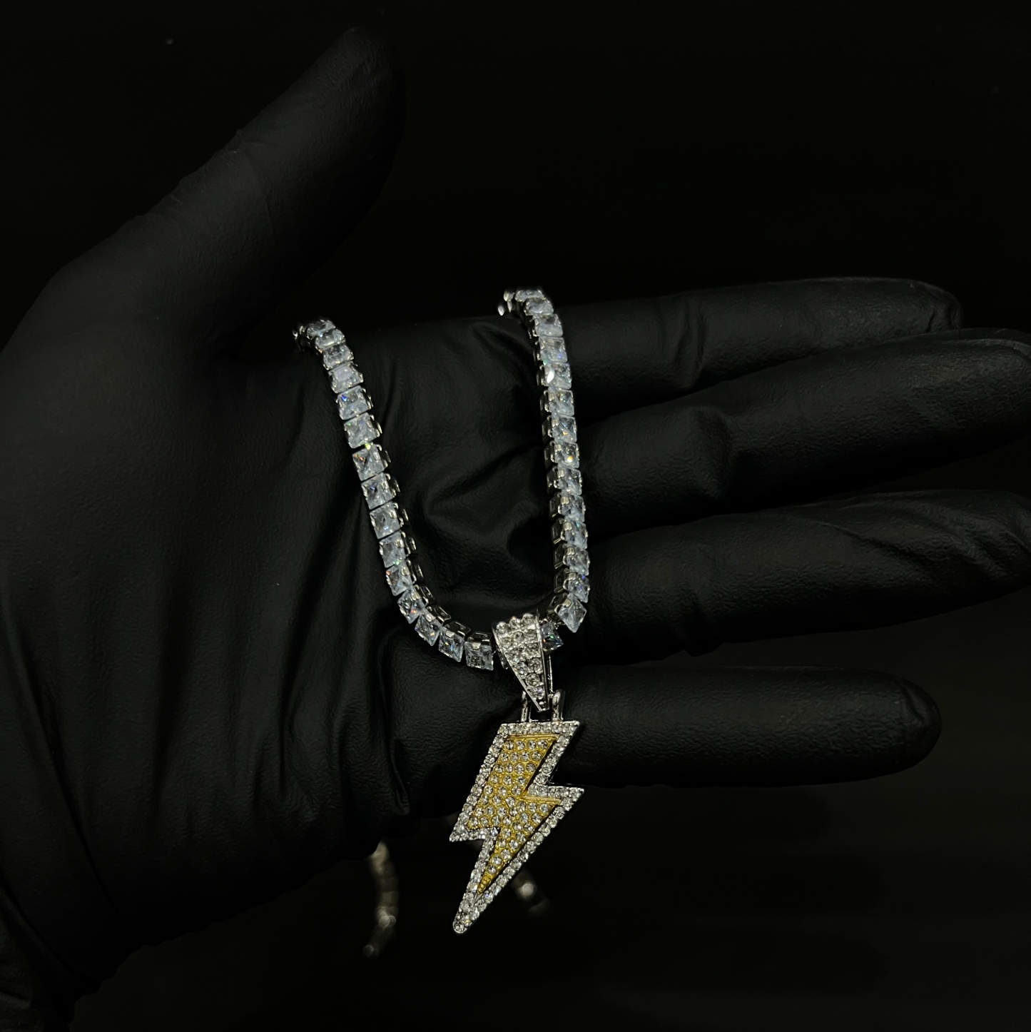 Retrograde pendant with chain