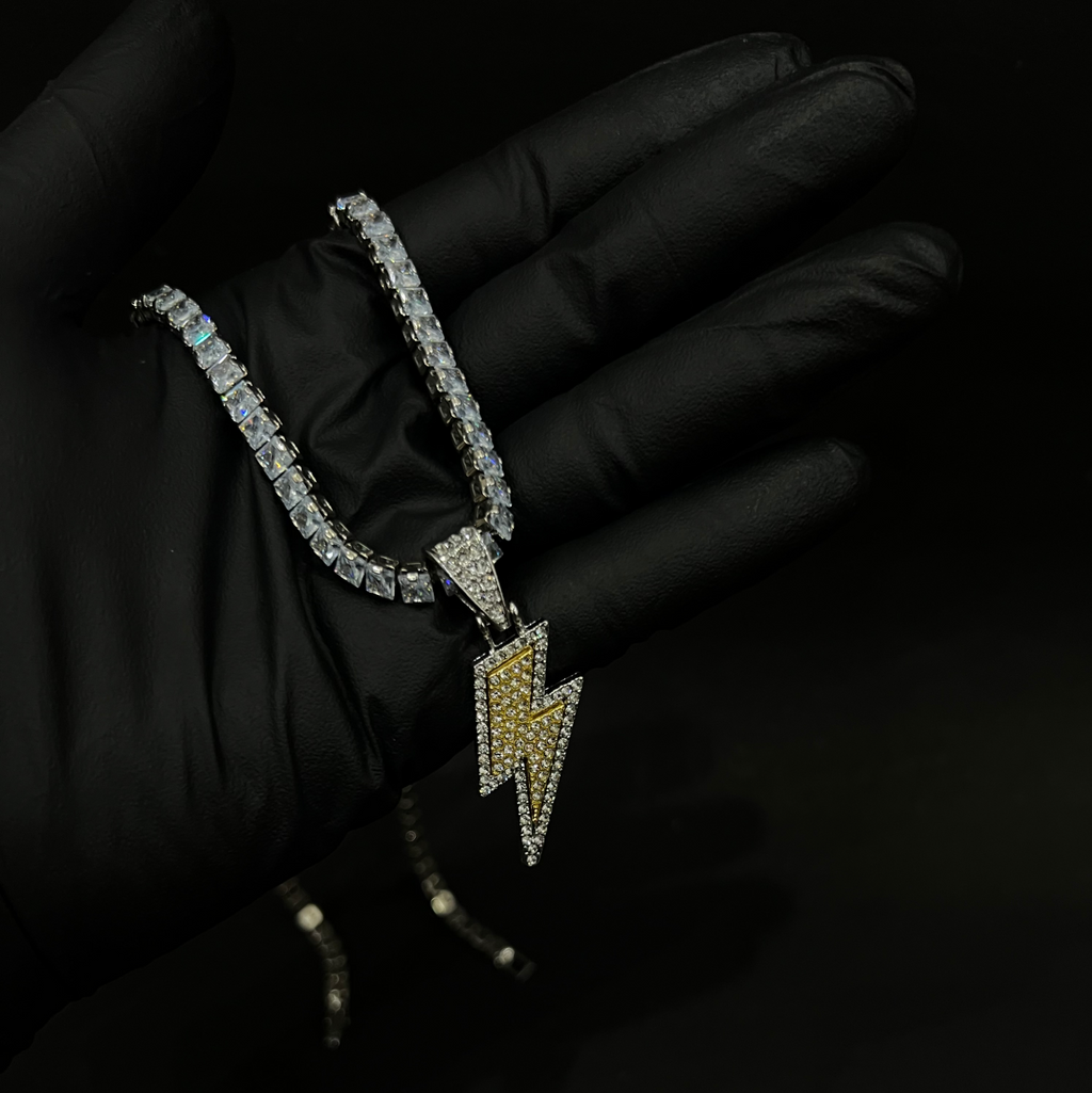 Retrograde pendant with chain