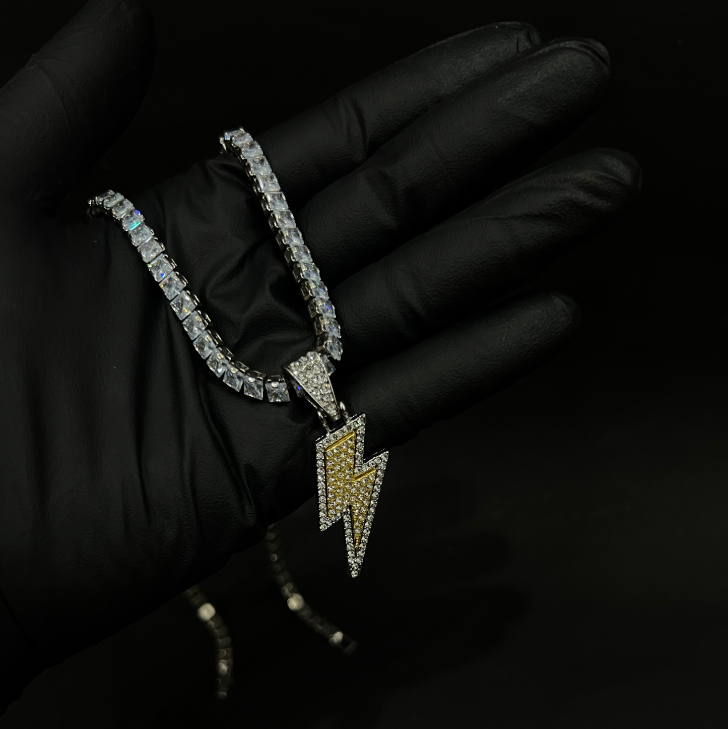 Retrograde pendant with chain