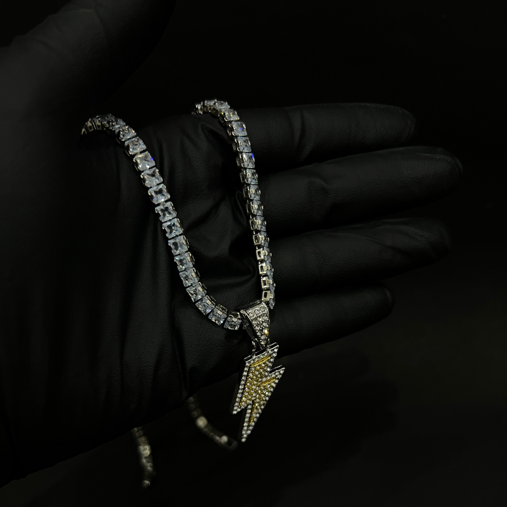 Retrograde pendant with chain