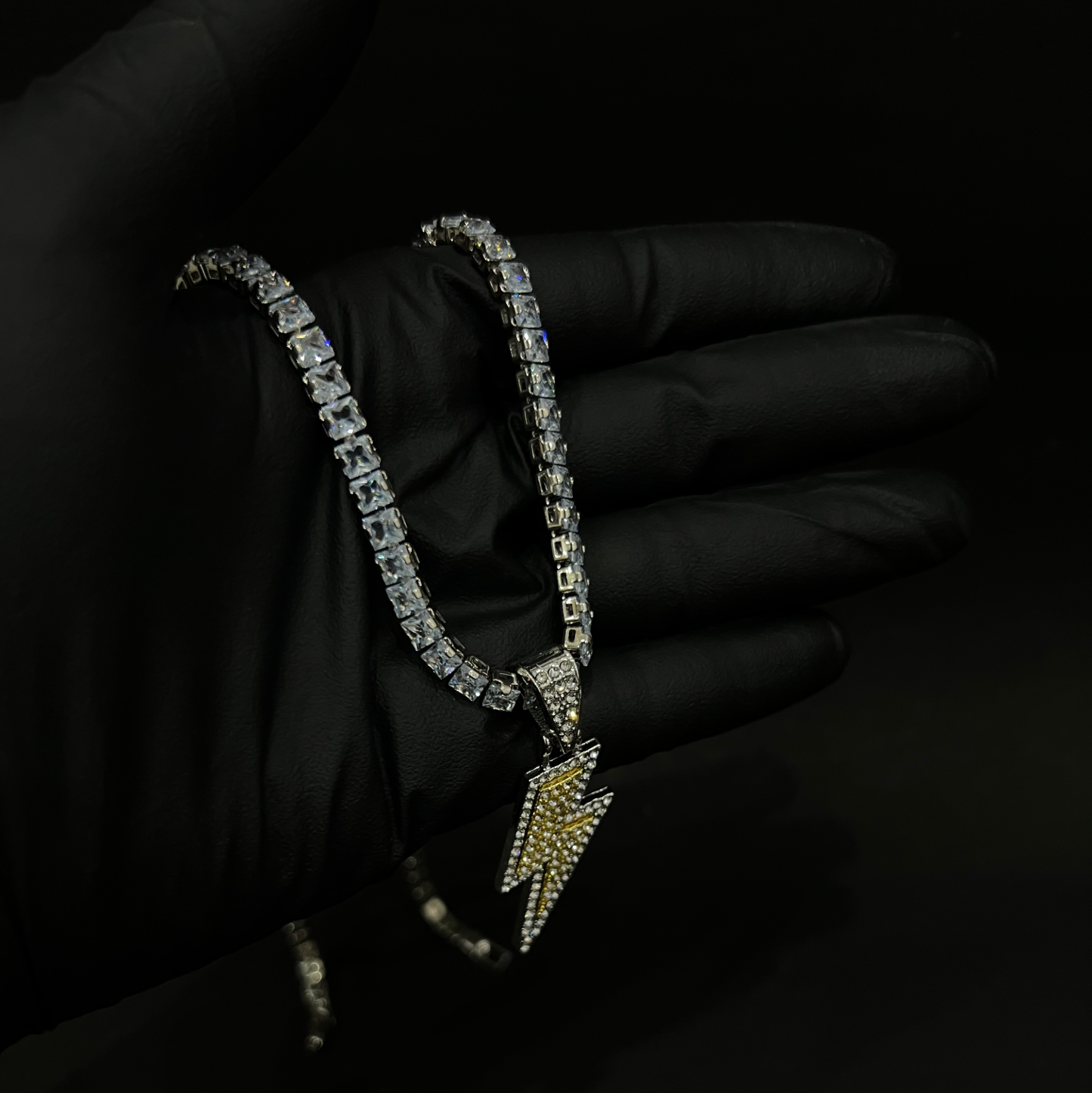 Retrograde pendant with chain