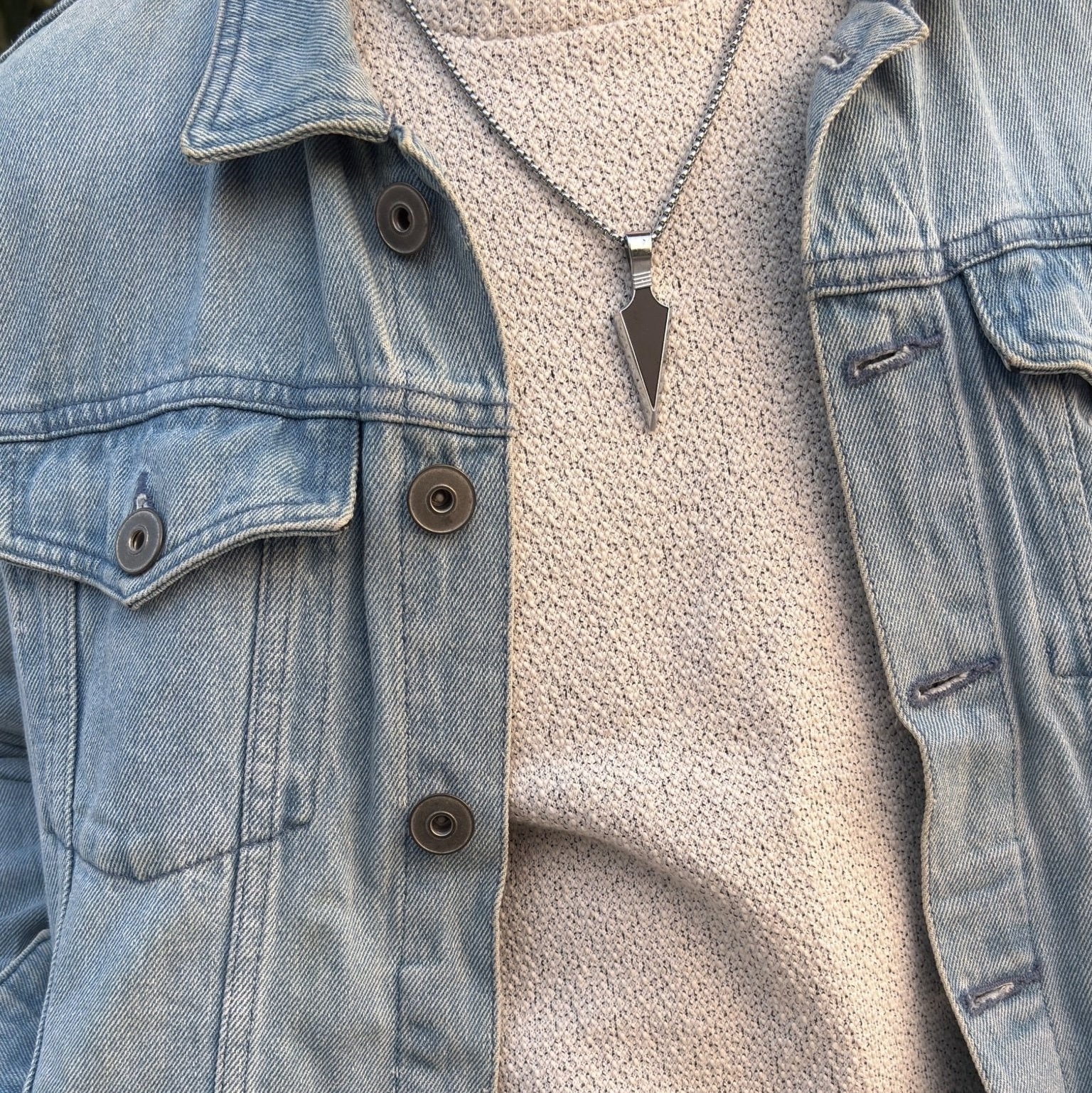 Black stone arrow pendant with chain