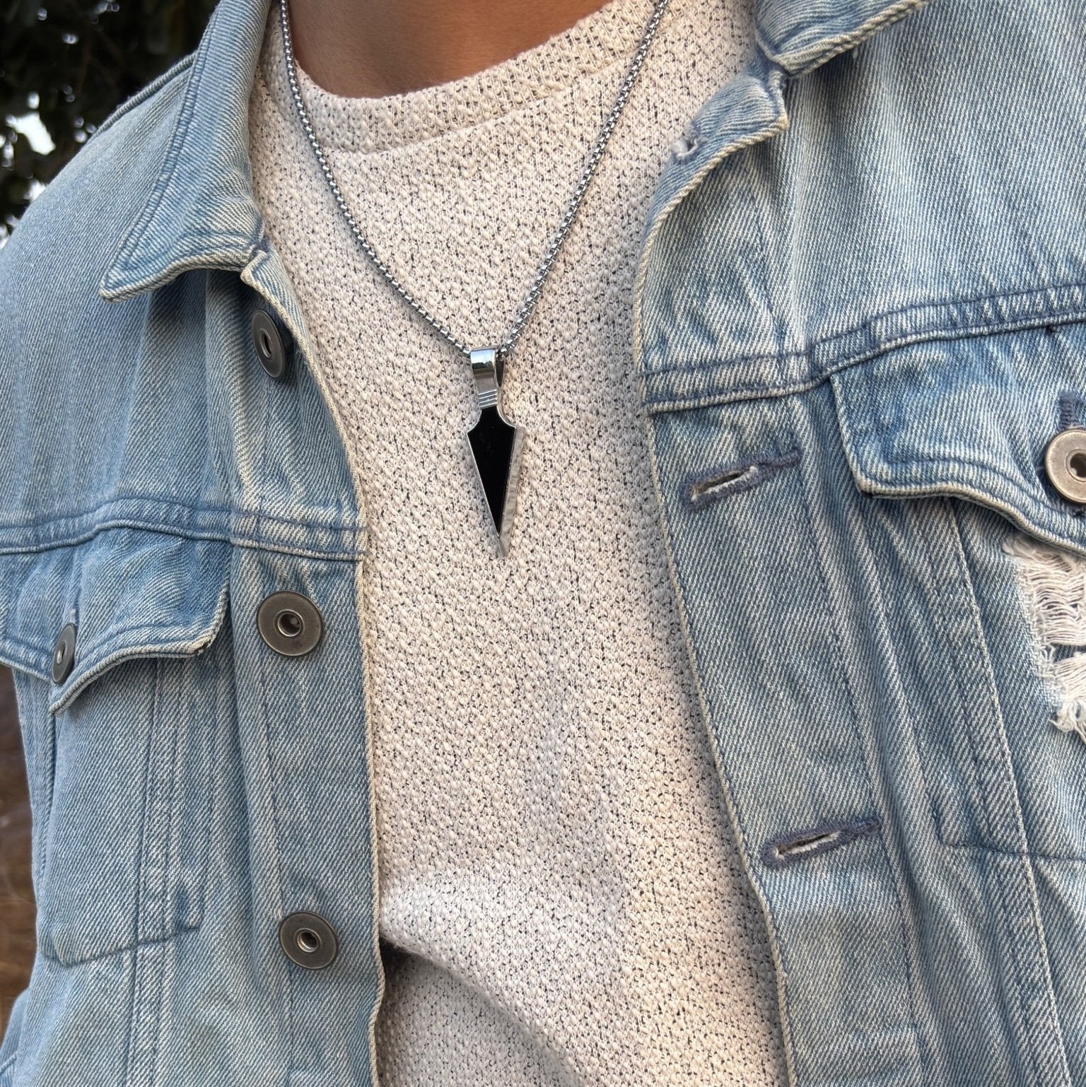 Black stone arrow pendant with chain